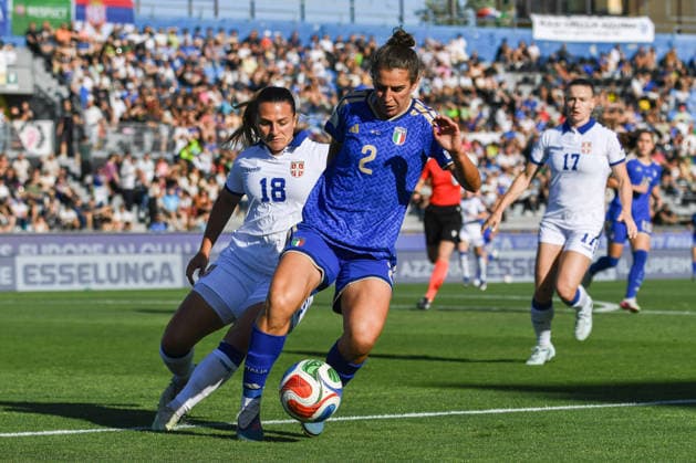 IPA85361526 - Valentina Bergamaschi (Italy) fights for the ball against Emma Petrovic (Serbia) during Women s European Qualifiers 2027 - Italy vs Serbia, FIFA World Cup, WM, Weltmeisterschaft, Fussball match in Pisa, Italy, June 05 2026  Copyright: xFabioxFagiolini IPAxSportx xx 85361526