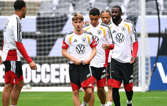Fussball, Länderspiel, Herren, WM 2026, Training der deutschen Nationalmannschaft im Soldier Field, Chicago; Lennart Karl (GER), Jamal Musiala (GER), Antonio Rüdiger (GER).