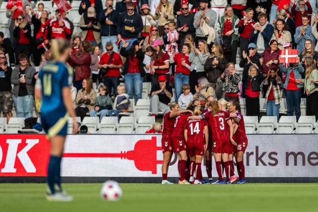 260605 Cecilie Floe Nielsen of Denmark celebrates with team mates after 1-0 during the FIFA Women™s World Cup Qualifier football match between Denmark and Sweden on June 5, 2026 in Odense. Photo: Ludvig Thunman BILDBYRAN kod LT LT0798 fotboll football soccer fotball vm-kval kval fifa womens world cup qualifier qualifier danmark sverige sweden denmark dam bbeng jubel Copyright: LUDVIGxTHUNMAN BB260605LT057