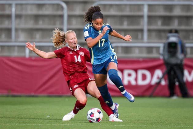 ODENSE, DANMARK 20260605 Danmarks Anna Walter (tv) och Sveriges Felicia Schröder under fredagens kval till damernas VM 2027 mellan Danmark och Sverige pa Odense Stadion. ODENSE DANMARK x9200x Copyright: xAdamxIhse TTx VM-KVAL DANMARK-SVERIGE