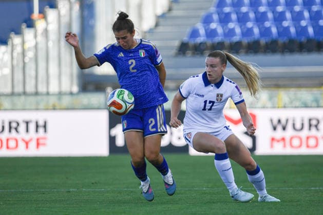 IPA85361605 - Valentina Bergamaschi (Italy) hampered by Allegra Pollak (Serbia) during Women s European Qualifiers 2027 - Italy vs Serbia, FIFA World Cup, WM, Weltmeisterschaft, Fussball match in Pisa, Italy, June 05 2026  Copyright: xFabioxFagiolini IPAxSportx xx 85361605