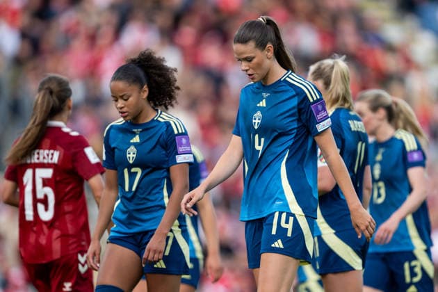 260605 Felicia Schröder and Bella Andersson of Sweden look dejected after 1-0 during the FIFA Women™s World Cup Qualifier football match between Denmark and Sweden on June 5, 2026 in Odense. Photo: Ludvig Thunman BILDBYRAN kod LT LT0798 fotboll football soccer fotball vm-kval kval fifa womens world cup qualifier qualifier danmark sverige sweden denmark dam bbeng depp Copyright: LUDVIGxTHUNMAN BB260605LT068