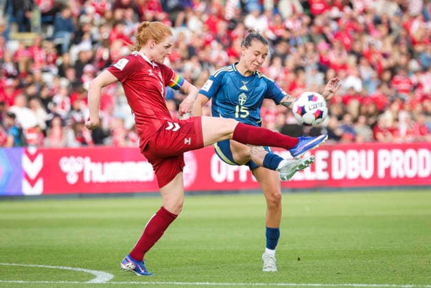 ODENSE, DANMARK 20260605 Danmarks Stine Ballisager (tv) och Sveriges Julia Zigiotti Olme under fredagens kval till damernas VM 2027 mellan Danmark och Sverige pa Odense Stadion. ODENSE DANMARK x9200x Copyright: xAdamxIhse TTx VM-KVAL DANMARK-SVERIGE