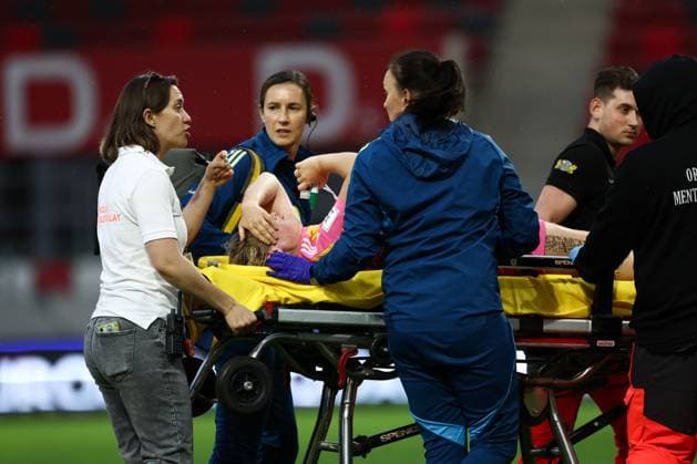 Fußball, Frauen, WM Quali, Schottland - Israel #4 Erin Cuthbert of Scotland Women is stretchered off injured Scotland Women v Israel Women, FIFA 2027 Women s World Cup Qualifying, Football, Bozsnik Arena, Budapest, Hungary - 05 Jun 2026Budapest Bozsnik Arena Hungary EDITORIAL USE ONLY No use with unauthorised audio, video, data, fixture lists, club league logos or live services. Online in-match use limited to 120 images, no video emulation. No use in betting, games or single club league player publications.  Copyright: xNikolaxKrstic Shutterstockx 16911189de