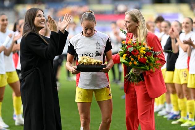 Belgium v Luxembourg - Women s European Qualifiers LEUVEN, BELGIUM - JUNE 05 : Wullaert Tessa forward of Belgium receives her 6th Golden Schoen award prior to the Women s European Qualifiers - League phase - Group B4 match between Belgium and Luxembourg at the Den Dreef Stadium on June 05, 2026 in Leuven, Belgium, 05 06 2026 Leuven Belgium  Copyright: xNicoxVereeckenx