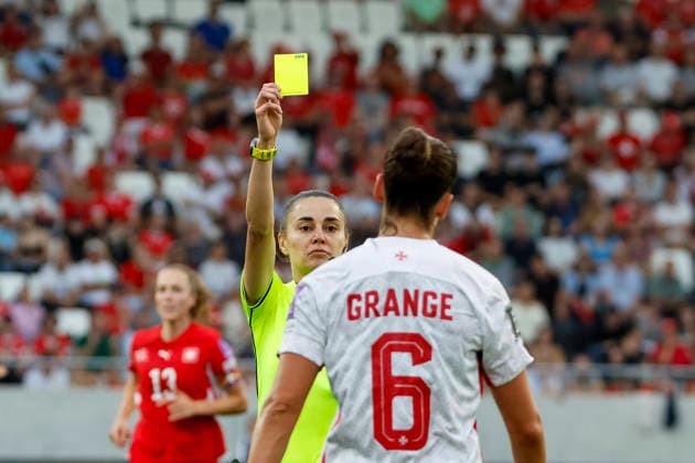 Oceane Grange (Malta, 06) bekommt die gelbe Karte von Schiedsrichterin Kristina Georgieva (BUL) , Schweiz, Fussball, WM-Qualifikation Europa Frauen, 5..Spieltag, 2026, Schweiz vs. Malta, 05.06.2026, Lugano AIL Arena Schweiz Copyright: xGrantxHubbsx