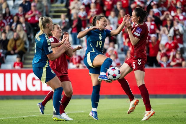 260605 Johanna Rytting Kaneryd of Sweden scores 1-1 behind Simone Boye of Denmark during the FIFA Women™s World Cup Qualifier football match between Denmark and Sweden on June 5, 2026 in Odense. Photo: Ludvig Thunman BILDBYRAN kod LT LT0798 fotboll football soccer fotball vm-kval kval fifa womens world cup qualifier qualifier danmark sverige sweden denmark dam bbeng Copyright: LUDVIGxTHUNMAN BB260605LT093