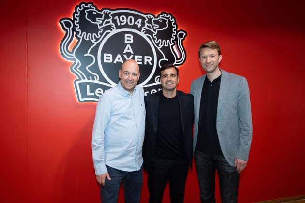 v.l. Fernando CARRO DE PRADA (Vorsitzender der Geschaeftsfuehrung), Carles MARTINEZ, Martinez Novell, Cheftrainer, Simon ROLFES (Geschaeftsfuehrung Vorstellung von Carles Martinez Novell als neuer Trainer von Bayer Leverkusen. 05.06.2025 in der Bayarena Leverkusen, Â