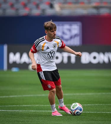 Fussball WM 2026 Vorbereitung Deutschland im Chicago 05.06.2026 Abschlusstraining der deutschen Nationalmannschaft im Solider Field Stadion vor dem Testspiel gegen die USA: Lennart Karl am Ball, spaeter in Training verletzt er sich