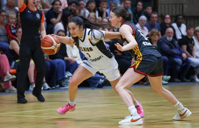 Belgium s Louann Battiston and German Nicole Brochlitz fight for the ball during a friendly basket game between Belgium s national team, Nationalteam Belgian Cats and Germany, on Friday 05 June 2026 in Vilvoorde. VIRGINIExLEFOUR  x176175123x