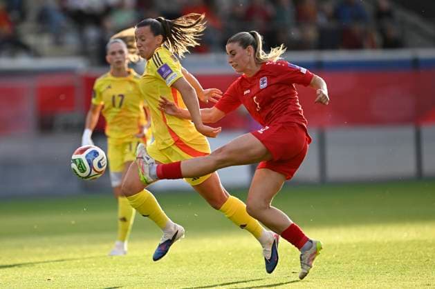 Belgium v Luxembourg - Women s European Qualifiers LEUVEN, BELGIUM - JUNE 05 : Eurlings Hannah forward of Belgium in action with Dos Santos Andreia Faria midfielder of Luxembourg during the Women s European Qualifiers - League phase - Group B4 match between Belgium and Luxembourg at the Den Dreef Stadium on June 05, 2026 in Leuven, Belgium, 05 06 2026 Leuven Belgium  Copyright: xNicoxVereeckenx
