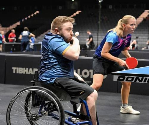 Erstmals bei einer Tischtennis-DM startete ein inklusives Mixed, bestehend aus Paralympics-Gewinner Valentin Baus und der ehemaligen Doppel-Europameisterin Kristin Lang. LOTTO Thüringen TT-Finals 2026 in Erfurt. Deutsche Meisterschaften der Damen und Herren am 5. Juni 2026. Zum Auftakt der Deutschen Meisterschaften startete erstmals bei einer Tischtennis-DM ein inklusives Mixed, bestehend aus Paralympics-Gewinner Valentin Baus und der ehemaligen Doppel-Europameisterin Kristin Lang. Das Duo unterlag in Runde eins knapp im fünften Satz dem bayerischen Mixed Janine Hanslick Nico Longhino. Erfurt Messe Erfurt Thüringen Deutschland