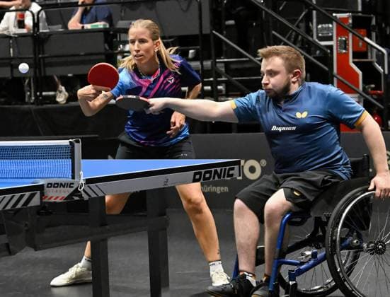 Erstmals bei einer Tischtennis-DM startete ein inklusives Mixed, bestehend aus Paralympics-Gewinner Valentin Baus und der ehemaligen Doppel-Europameisterin Kristin Lang. LOTTO Thüringen TT-Finals 2026 in Erfurt. Deutsche Meisterschaften der Damen und Herren am 5. Juni 2026. Zum Auftakt der Deutschen Meisterschaften startete erstmals bei einer Tischtennis-DM ein inklusives Mixed, bestehend aus Paralympics-Gewinner Valentin Baus und der ehemaligen Doppel-Europameisterin Kristin Lang. Das Duo unterlag in Runde eins knapp im fünften Satz dem bayerischen Mixed Janine Hanslick Nico Longhino. Erfurt Messe Erfurt Thüringen Deutschland