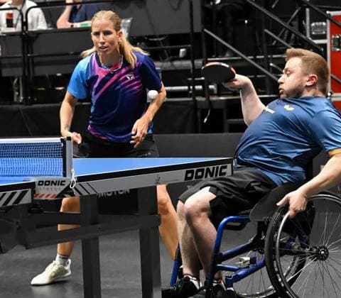 Erstmals bei einer Tischtennis-DM startete ein inklusives Mixed, bestehend aus Paralympics-Gewinner Valentin Baus und der ehemaligen Doppel-Europameisterin Kristin Lang. LOTTO Thüringen TT-Finals 2026 in Erfurt. Deutsche Meisterschaften der Damen und Herren am 5. Juni 2026. Zum Auftakt der Deutschen Meisterschaften startete erstmals bei einer Tischtennis-DM ein inklusives Mixed, bestehend aus Paralympics-Gewinner Valentin Baus und der ehemaligen Doppel-Europameisterin Kristin Lang. Das Duo unterlag in Runde eins knapp im fünften Satz dem bayerischen Mixed Janine Hanslick Nico Longhino. Erfurt Messe Erfurt Thüringen Deutschland