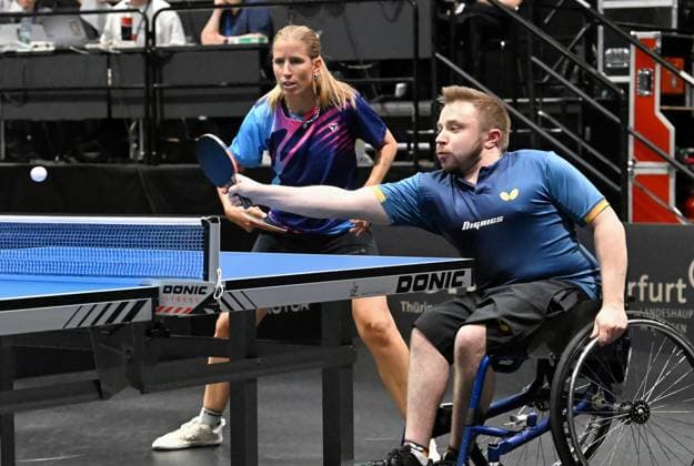 Erstmals bei einer Tischtennis-DM startete ein inklusives Mixed, bestehend aus Paralympics-Gewinner Valentin Baus und der ehemaligen Doppel-Europameisterin Kristin Lang. LOTTO Thüringen TT-Finals 2026 in Erfurt. Deutsche Meisterschaften der Damen und Herren am 5. Juni 2026. Zum Auftakt der Deutschen Meisterschaften startete erstmals bei einer Tischtennis-DM ein inklusives Mixed, bestehend aus Paralympics-Gewinner Valentin Baus und der ehemaligen Doppel-Europameisterin Kristin Lang. Das Duo unterlag in Runde eins knapp im fünften Satz dem bayerischen Mixed Janine Hanslick Nico Longhino. Erfurt Messe Erfurt Thüringen Deutschland