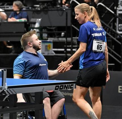 Erstmals bei einer Tischtennis-DM startete ein inklusives Mixed, bestehend aus Paralympics-Gewinner Valentin Baus und der ehemaligen Doppel-Europameisterin Kristin Lang. LOTTO Thüringen TT-Finals 2026 in Erfurt. Deutsche Meisterschaften der Damen und Herren am 5. Juni 2026. Zum Auftakt der Deutschen Meisterschaften startete erstmals bei einer Tischtennis-DM ein inklusives Mixed, bestehend aus Paralympics-Gewinner Valentin Baus und der ehemaligen Doppel-Europameisterin Kristin Lang. Das Duo unterlag in Runde eins knapp im fünften Satz dem bayerischen Mixed Janine Hanslick Nico Longhino. Erfurt Messe Erfurt Thüringen Deutschland