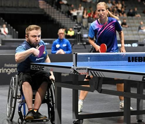 Erstmals bei einer Tischtennis-DM startete ein inklusives Mixed, bestehend aus Paralympics-Gewinner Valentin Baus und der ehemaligen Doppel-Europameisterin Kristin Lang. LOTTO Thüringen TT-Finals 2026 in Erfurt. Deutsche Meisterschaften der Damen und Herren am 5. Juni 2026. Zum Auftakt der Deutschen Meisterschaften startete erstmals bei einer Tischtennis-DM ein inklusives Mixed, bestehend aus Paralympics-Gewinner Valentin Baus und der ehemaligen Doppel-Europameisterin Kristin Lang. Das Duo unterlag in Runde eins knapp im fünften Satz dem bayerischen Mixed Janine Hanslick Nico Longhino. Erfurt Messe Erfurt Thüringen Deutschland