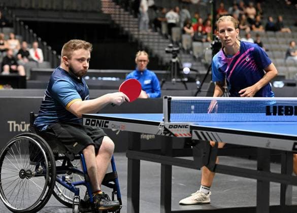 Erstmals bei einer Tischtennis-DM startete ein inklusives Mixed, bestehend aus Paralympics-Gewinner Valentin Baus und der ehemaligen Doppel-Europameisterin Kristin Lang. LOTTO Thüringen TT-Finals 2026 in Erfurt. Deutsche Meisterschaften der Damen und Herren am 5. Juni 2026. Zum Auftakt der Deutschen Meisterschaften startete erstmals bei einer Tischtennis-DM ein inklusives Mixed, bestehend aus Paralympics-Gewinner Valentin Baus und der ehemaligen Doppel-Europameisterin Kristin Lang. Das Duo unterlag in Runde eins knapp im fünften Satz dem bayerischen Mixed Janine Hanslick Nico Longhino. Erfurt Messe Erfurt Thüringen Deutschland
