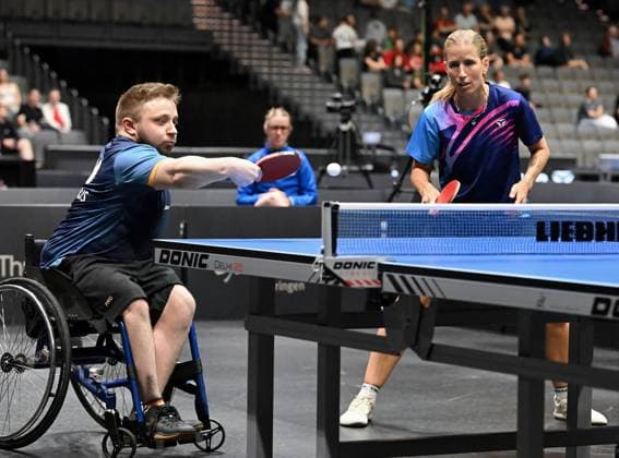 Erstmals bei einer Tischtennis-DM startete ein inklusives Mixed, bestehend aus Paralympics-Gewinner Valentin Baus und der ehemaligen Doppel-Europameisterin Kristin Lang. LOTTO Thüringen TT-Finals 2026 in Erfurt. Deutsche Meisterschaften der Damen und Herren am 5. Juni 2026. Zum Auftakt der Deutschen Meisterschaften startete erstmals bei einer Tischtennis-DM ein inklusives Mixed, bestehend aus Paralympics-Gewinner Valentin Baus und der ehemaligen Doppel-Europameisterin Kristin Lang. Das Duo unterlag in Runde eins knapp im fünften Satz dem bayerischen Mixed Janine Hanslick Nico Longhino. Erfurt Messe Erfurt Thüringen Deutschland