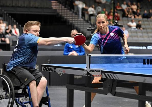 Erstmals bei einer Tischtennis-DM startete ein inklusives Mixed, bestehend aus Paralympics-Gewinner Valentin Baus und der ehemaligen Doppel-Europameisterin Kristin Lang. LOTTO Thüringen TT-Finals 2026 in Erfurt. Deutsche Meisterschaften der Damen und Herren am 5. Juni 2026. Zum Auftakt der Deutschen Meisterschaften startete erstmals bei einer Tischtennis-DM ein inklusives Mixed, bestehend aus Paralympics-Gewinner Valentin Baus und der ehemaligen Doppel-Europameisterin Kristin Lang. Das Duo unterlag in Runde eins knapp im fünften Satz dem bayerischen Mixed Janine Hanslick Nico Longhino. Erfurt Messe Erfurt Thüringen Deutschland