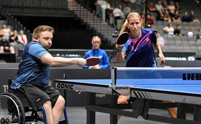 Erstmals bei einer Tischtennis-DM startete ein inklusives Mixed, bestehend aus Paralympics-Gewinner Valentin Baus und der ehemaligen Doppel-Europameisterin Kristin Lang. LOTTO Thüringen TT-Finals 2026 in Erfurt. Deutsche Meisterschaften der Damen und Herren am 5. Juni 2026. Zum Auftakt der Deutschen Meisterschaften startete erstmals bei einer Tischtennis-DM ein inklusives Mixed, bestehend aus Paralympics-Gewinner Valentin Baus und der ehemaligen Doppel-Europameisterin Kristin Lang. Das Duo unterlag in Runde eins knapp im fünften Satz dem bayerischen Mixed Janine Hanslick Nico Longhino. Erfurt Messe Erfurt Thüringen Deutschland