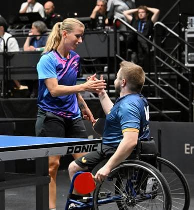 Erstmals bei einer Tischtennis-DM startete ein inklusives Mixed, bestehend aus Paralympics-Gewinner Valentin Baus und der ehemaligen Doppel-Europameisterin Kristin Lang. LOTTO Thüringen TT-Finals 2026 in Erfurt. Deutsche Meisterschaften der Damen und Herren am 5. Juni 2026. Zum Auftakt der Deutschen Meisterschaften startete erstmals bei einer Tischtennis-DM ein inklusives Mixed, bestehend aus Paralympics-Gewinner Valentin Baus und der ehemaligen Doppel-Europameisterin Kristin Lang. Das Duo unterlag in Runde eins knapp im fünften Satz dem bayerischen Mixed Janine Hanslick Nico Longhino. Erfurt Messe Erfurt Thüringen Deutschland