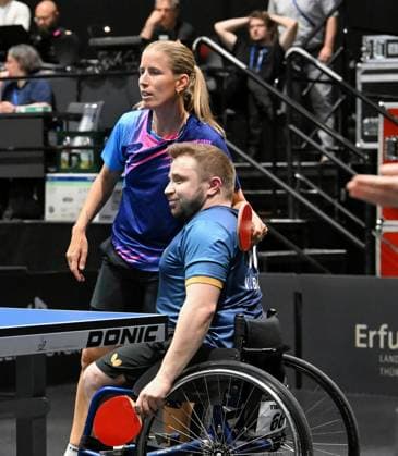 Erstmals bei einer Tischtennis-DM startete ein inklusives Mixed, bestehend aus Paralympics-Gewinner Valentin Baus und der ehemaligen Doppel-Europameisterin Kristin Lang. LOTTO Thüringen TT-Finals 2026 in Erfurt. Deutsche Meisterschaften der Damen und Herren am 5. Juni 2026. Zum Auftakt der Deutschen Meisterschaften startete erstmals bei einer Tischtennis-DM ein inklusives Mixed, bestehend aus Paralympics-Gewinner Valentin Baus und der ehemaligen Doppel-Europameisterin Kristin Lang. Das Duo unterlag in Runde eins knapp im fünften Satz dem bayerischen Mixed Janine Hanslick Nico Longhino. Erfurt Messe Erfurt Thüringen Deutschland