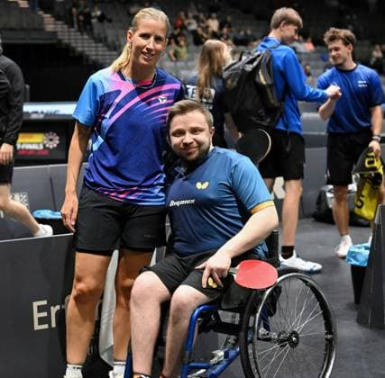 Erstmals bei einer Tischtennis-DM startete ein inklusives Mixed, bestehend aus Paralympics-Gewinner Valentin Baus und der ehemaligen Doppel-Europameisterin Kristin Lang. LOTTO Thüringen TT-Finals 2026 in Erfurt. Deutsche Meisterschaften der Damen und Herren am 5. Juni 2026. Zum Auftakt der Deutschen Meisterschaften startete erstmals bei einer Tischtennis-DM ein inklusives Mixed, bestehend aus Paralympics-Gewinner Valentin Baus und der ehemaligen Doppel-Europameisterin Kristin Lang. Das Duo unterlag in Runde eins knapp im fünften Satz dem bayerischen Mixed Janine Hanslick Nico Longhino. Erfurt Messe Erfurt Thüringen Deutschland