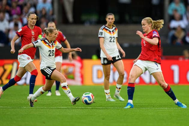 260605 Elisa Senß of Germany and Julie Blakstad of Norway during the FIFA Women s World Cup Qualifier football match between Germany and Norway on June 5, 2026 in Köln. Photo: Marius Simensen BILDBYRAN COP 238 MM0069 bbeng fotball soccer football fotboll FIFA World Cup, WM, Weltmeisterschaft, Fussball qualifiers vm-kvalifisering kvinner vm kvalik landskamp dam norge norway germany tyskland Copyright: MARIUSxSIMENSEN BB260605BB826