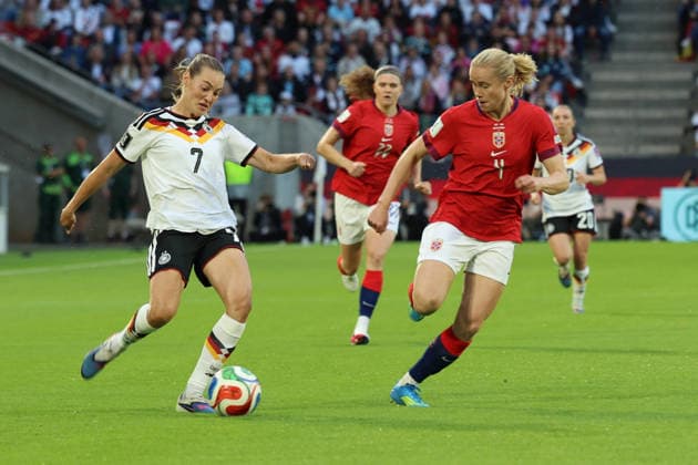 05.06.2026, xrekx, Fussball WM Qualifikation Frauen, Deutschland - Norwegen v.l. Marie Müller (Deutschland) Julie Blakstad (Norwegen) Zweikampf, Aktion, action, battle for the ball (DFL DFB REGULATIONS PROHIBIT ANY USE OF PHOTOGRAPHS as IMAGE SEQUENCES and or QUASI-VIDEO) Köln