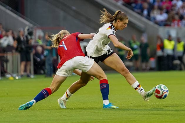 Deutschland: Fussball FIFA Frauen-Weltmeisterschaft 2027 Qualifikation Europa, 5. Spieltag Deutschland vs Norwegen RheinEnergieSTADION (Köln): Jule Brand (DFB,22) im Zweikampf mit Julie Blakstad (NOR,4) Copyright: xTobiasxWentzellx