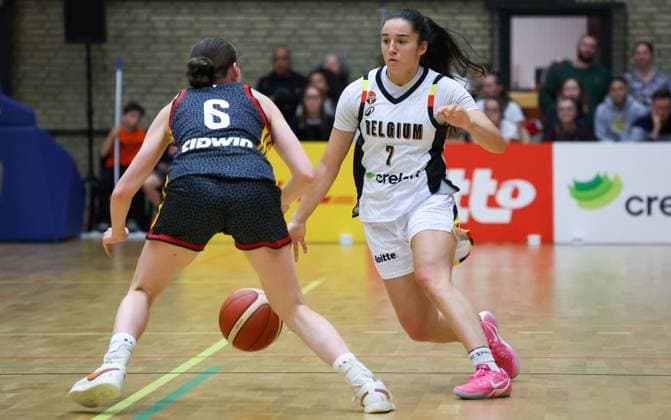 German Nicole Brochlitz and Belgium s Louann Battiston fight for the ball during a friendly basket game between Belgium s national team, Nationalteam Belgian Cats and Germany, on Friday 05 June 2026 in Vilvoorde. VIRGINIExLEFOUR  x176175811x