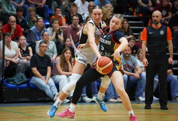 Belgium s Kyra Bruyndoncx and German Lara Langermann fight for the ball during a friendly basket game between Belgium s national team, Nationalteam Belgian Cats and Germany, on Friday 05 June 2026 in Vilvoorde. VIRGINIExLEFOUR  x176175987x
