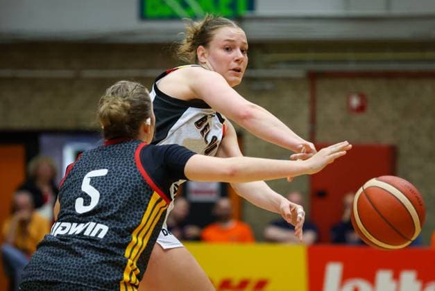 Belgium s Zhen Verburgt and German Lara Langermann fight for the ball during a friendly basket game between Belgium s national team, Nationalteam Belgian Cats and Germany, on Friday 05 June 2026 in Vilvoorde. VIRGINIExLEFOUR  x176176127x