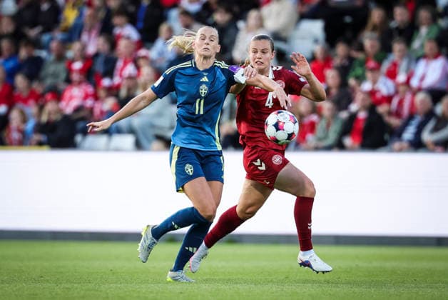 ODENSE, DANMARK 20260605 Sveriges Stina Blackstenius och Danmarks Emma Faerge under fredagens kval till damernas VM 2027 mellan Danmark och Sverige pa Odense Stadion. ODENSE DANMARK x9200x Copyright: xAdamxIhse TTx VM-KVAL DANMARK-SVERIGE