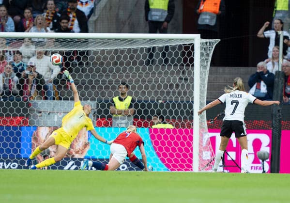 Marie Müller Mueller (Deutschland, 7) mit dem Schuss zum Tor zum 1-0. Goal für Deutschland. Cecilie Fiskerstrand (Norwegen, 1) versucht noch an den Ball zu kommen. Deutschland - Norwegen, Frauen Fussball, UEFA European Qualifiers WM Qualifikation Europa, RheinEnergieStadion Köln, 05.06.2026 WICHTIGER HINWEIS: Gemäß den Vorgaben der DFL Deutsche Fußball Liga bzw. des DFB Deutscher Fußball-Bund ist es untersagt, in dem Stadion und oder vom Spiel angefertigte Fotoaufnahmen in Form von Sequenzbildern und oder videoähnlichen Fotostrecken zu verwerten bzw. verwerten zu lassen. Copyright: HMBxMedia xMarcoxBader