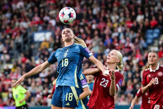 ODENSE, DANMARK 20260605 Sveriges Fridolina Rolfö (tv) mot Danmarks Sofie Svava under fredagens kval till damernas VM 2027 mellan Danmark och Sverige pa Odense Stadion. ODENSE DANMARK x9200x Copyright: xAdamxIhse TTx VM-KVAL DANMARK-SVERIGE