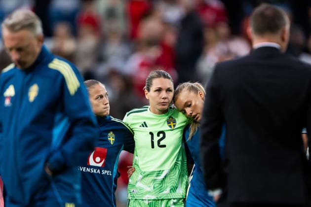 260605 Filippa Angeldahl, goalkeeper Jennifer Falk and Smilla Holmberg of Sweden look dejected after the FIFA Women™s World Cup Qualifier football match between Denmark and Sweden on June 5, 2026 in Odense. Photo: Ludvig Thunman BILDBYRAN kod LT LT0798 fotboll football soccer fotball vm-kval kval fifa womens world cup qualifier qualifier danmark sverige sweden denmark dam bbeng depp Copyright: LUDVIGxTHUNMAN BB260605LT130