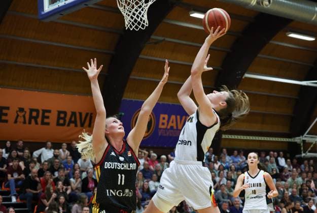 German Nina Rosemeyer and Belgium s Laure Resimont fight for the ball during a friendly basket game between Belgium s national team, Nationalteam Belgian Cats and Germany, on Friday 05 June 2026 in Vilvoorde. VIRGINIExLEFOUR  x176178239x