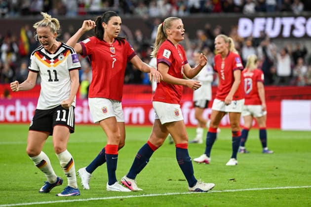 Fußball I Frauen I Saison 2025-2026 I Länderspiel I Deutschland - Norwegen I 05.06.2026 Lea Schüller (11, Deutschland) jubelt, Ingrid Engen (7, Norwegen) und Guro Bergsvand (5, Norwegen) sind geschockt nach dem 2. Tor für Deutschland Köln RheinEnergieStadion Nordrhein-Westfalen Deutschland Copyright: xLobeca InesxHähnelx