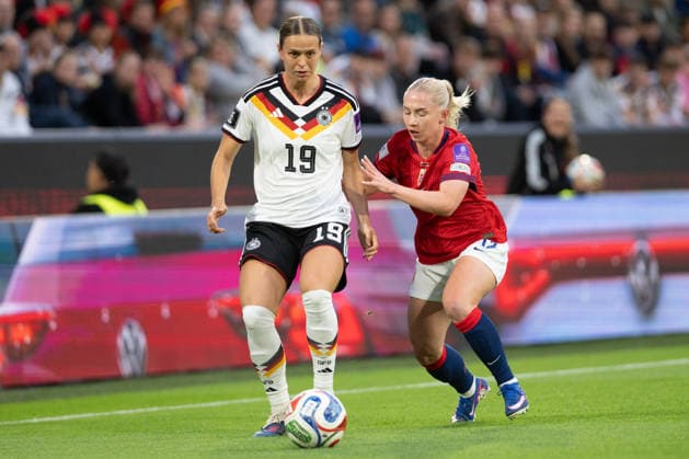 Klara Buehl 19 (Deutschland) am Ball gegen Caroline Graham Hansen 10 (Norwegen), Deutschland vs. Norwegen, Fussball, Qualifikation zur Frauen-WM, Gruppenphase, Gruppe D, Spieltag 5 von 6, 2025 2026, 05.06.2026 DFB regulations prohibit any use of photographs as image sequences and or quasi-video Koeln Nordrhein-Westfalen Deutschland