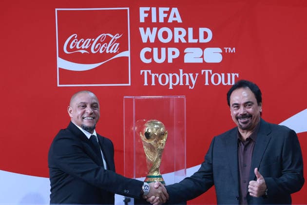 FIFA World Cup, WM, Weltmeisterschaft, Fussball Trophy Tour 2026 in Mexico City MEXICO CITY, MEXICO - JUNE 05: Former Brazil international and World Cup winner Roberto Carlos (L) and former Mexico national team, Nationalteam player Hugo Sanchez pose with the FIFA World Cup Trophy, at Utopia Mixiuhca, in Mexico City, Mexico on June 05, 2026. Daniel Cardenas Anadolu Mexico City Mexico. Editorial use only. Please get in touch for any other usage.  Copyright: x2026xAnadoluxDanielxCardenasx