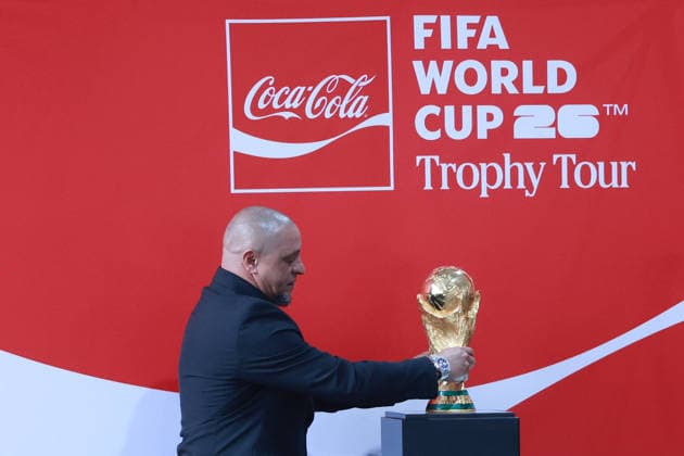 FIFA World Cup, WM, Weltmeisterschaft, Fussball Trophy Tour 2026 in Mexico City MEXICO CITY, MEXICO - JUNE 05: Former Brazil international and World Cup winner Roberto Carlos poses with the FIFA World Cup Trophy, at Utopia Mixiuhca, in Mexico City, Mexico on June 05, 2026. Daniel Cardenas Anadolu Mexico City Mexico. Editorial use only. Please get in touch for any other usage.  Copyright: x2026xAnadoluxDanielxCardenasx