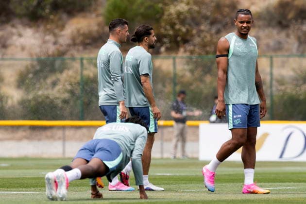 FIFA World Cup, WM, Weltmeisterschaft, Fussball 2026 preparations - Switzerland Switzerland s Manuel Akanji (R) watches teammate Johan Manzambi performing push-ups, during a training session of the Swiss national soccer team at the SDJA in San Diego, California, USA, 05 June 2026. Switzerland will play an international soccer friendly match with Australia on 06 June. San Diego United States  Copyright: xPETERxKLAUNZERx