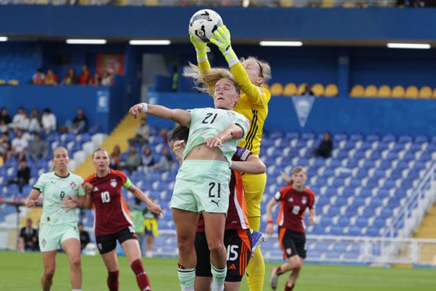 during the Women s International World Cup Qualifying Match between Portugal and Latvia at the Estadio Antonio Coimbra da Mota on June 5, 2026 in Estoril, Portugal. Ana Capeta (Portugal) , goalkeeper Sofija Nesterova(Latvia) Copyright: HMBxMedia FernandoxSoares