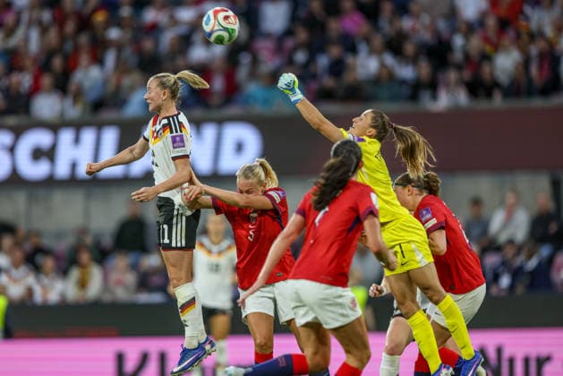 GER, Köln, Deutschland vs Norwegen, Länderspiel, Fussball, FIFA, Spielzeit 2026 2027, WM-Qualifikation, Rhein-Energie-Stadion, 5. Spieltag im Bild: Lea Schüller (Deutschland Frauen 11), Kopfball DFB DFL REGULATIONS PROHIBIT ANY USE OF PHOTOGRAPHS AS IMAGE SEQUENCES AND OR QUASI-VIDEO, 05.06.2026 Copyright: HMBxMedia HendrikxHamelau