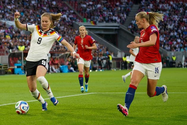 Deutschland: Fussball FIFA Frauen-Weltmeisterschaft 2027 Qualifikation Europa, 5. Spieltag Deutschland vs Norwegen RheinEnergieSTADION (Köln): Sjoeke Nüsken (DFB,9) im Zweikampf mit Mathilde Harviken (NOR,16) Copyright: xTobiasxWentzellx
