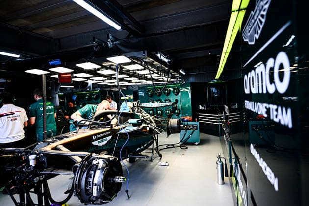 F1 Grand Prix of Monaco - Practice The Aston Martin Aramco Formula One Team s AMR26 is seen in the pit box during the FIA Formula One World Championship, WM, Weltmeisterschaft Monaco Grand Prix on June 4, 2026, in Monte Carlo, Monaco. Monte Carlo Monaco  Copyright: xLucaxBarsalix originalFilename:barsali-notitle260604_np4Rn.jpg