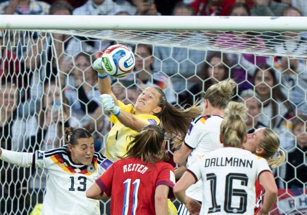 Cecilie Fiskerstrand (Norwegen, 1) faustet am Ball vorbei Deutschland - Norwegen, Frauen Fussball, UEFA European Qualifiers WM Qualifikation Europa, RheinEnergieStadion Köln, 05.06.2026 WICHTIGER HINWEIS: Gemäß den Vorgaben der DFL Deutsche Fußball Liga bzw. des DFB Deutscher Fußball-Bund ist es untersagt, in dem Stadion und oder vom Spiel angefertigte Fotoaufnahmen in Form von Sequenzbildern und oder videoähnlichen Fotostrecken zu verwerten bzw. verwerten zu lassen. Copyright: HMBxMedia xMarcoxBader