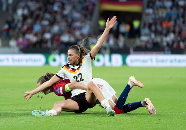 Zweikampf zwischen: duel between: Jule Brand (Deutschland, 22) li. und Caroline Graham Hansen (Norwegen, 10) Deutschland - Norwegen, Frauen Fussball, UEFA European Qualifiers WM Qualifikation Europa, RheinEnergieStadion Köln, 05.06.2026 WICHTIGER HINWEIS: Gemäß den Vorgaben der DFL Deutsche Fußball Liga bzw. des DFB Deutscher Fußball-Bund ist es untersagt, in dem Stadion und oder vom Spiel angefertigte Fotoaufnahmen in Form von Sequenzbildern und oder videoähnlichen Fotostrecken zu verwerten bzw. verwerten zu lassen. Copyright: HMBxMedia xMarcoxBader